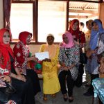 Warga Desa Ngentrong Mendapatkan Bantuan Dari Istri Bupati Tulungagung